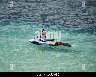 Honolulu, Hawaï, États-Unis. 18 décembre 2019. Un membre de la division Ocean Safety and Lifeguard Services d'Honolulu patrouille l'eau au large de la plage de Kaimana, juste à l'est de Waikiki, sur un bateau-moteur Yamaha Waverunner. Crédit: Bayne Stanley/Zuma Wire/Alay Live News Banque D'Images