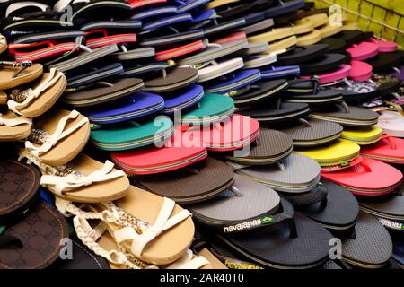 Bangkok, THAÏLANDE - 31 mars 2019 : un groupe de tongs vendus dans un stand du marché de nuit de Patpong. Banque D'Images