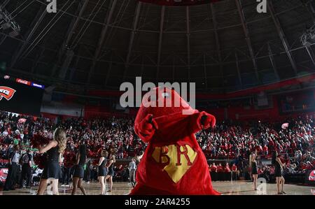 25 janvier 2020: Western Kentucky Hilltoppers Big Red danse pendant les équipes intros pendant un match de basket-ball NCAA entre le Marshall Thouing Herd et le WKU Hilltoppers à E.A. Diddle Arena à Bowling Green, KY (crédit photo : Steve Roberts.CSM) Banque D'Images