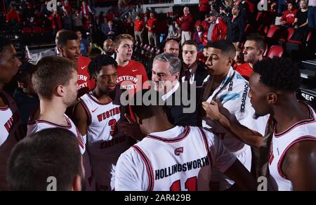 Rick Stansbury, entraîneur-chef de Western Kentucky Hilltoppers, parle avec l'équipe le 25 janvier 2020 : lors d'un match de basket-ball de la NCAA entre Marshall Thouing Herd et le WKU Hilltoppers à E.A. Diddle Arena à Bowling Green, KY (crédit photo : Steve Roberts.CSM) Banque D'Images