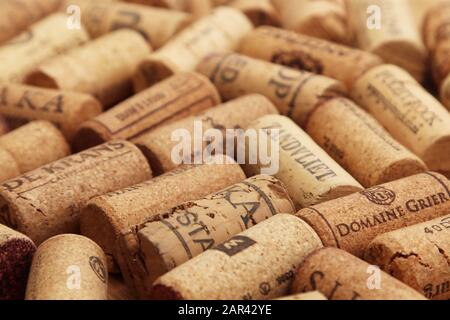 Cape TOWN, AFRIQUE DU SUD - 15 déc. 2019 : bouteilles de vin de divers domaines viticoles sud-africains. Les vins sud-africains sont très populaires à l'échelle internationale. Banque D'Images