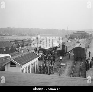 Prisonniers de guerre néerlandais de Russie de retour aux Pays-Bas à Oldenzaal Annotation: Personnes qui avaient été au service militaire allemand Date: 10 novembre 1950 lieu: Oldenzaal mots clés : prisonniers de guerre, rapatriement Banque D'Images