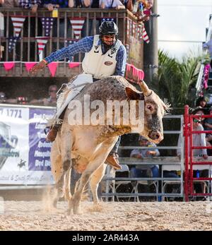 Homestead, Floride, États-Unis. 25 janvier 2020. Tevin Cameron participe à l'événement Bull Riding lors du 71ème rodéo du championnat Homestead au Doc DeMilly Rodeo Arena de Harris Field à Homestead, en Floride. Mario Houben/Csm/Alay Live News Banque D'Images