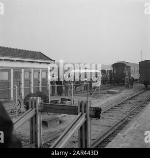 Prisonniers de guerre néerlandais de Russie de retour aux Pays-Bas à Oldenzaal Annotation: Personnes qui avaient été au service militaire allemand Date: 10 novembre 1950 lieu: Oldenzaal mots clés : prisonniers de guerre, rapatriement Banque D'Images