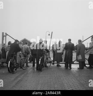 Prisonniers de guerre néerlandais de Russie de retour aux Pays-Bas à Oldenzaal Annotation: Personnes qui avaient été au service militaire allemand Date: 10 novembre 1950 lieu: Oldenzaal mots clés : prisonniers de guerre, rapatriement Banque D'Images