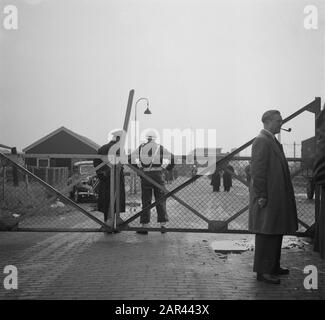 Prisonniers de guerre néerlandais de Russie de retour aux Pays-Bas à Oldenzaal Annotation: Personnes qui avaient été au service militaire allemand Date: 10 novembre 1950 lieu: Oldenzaal mots clés : prisonniers de guerre, rapatriement Banque D'Images