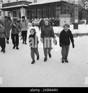 Famille royale à Sankt Anton 3 princesses Date: 29 décembre 1950 lieu: Autriche, Tyrol mots clés: Princesses, sports d'hiver Nom personnel: Beatrix (princesse Pays-Bas), Irene (princesse) Pays-Bas), Margriet (princesse Pays-Bas) Banque D'Images