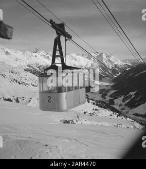 Famille royale à Sankt Anton. Remontée mécanique Date: 29 décembre 1950 lieu: Autriche, Tyrol mots clés: Téléphérique, sports d'hiver Banque D'Images