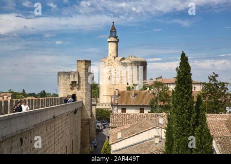 Vue depuis les murs de la ville médiévale d'Aigues-Mortes, Languedoc-Roussillon, France. Le Tour de Constance (tour) est vu en arrière-plan. Banque D'Images