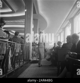 Mannequins anglais avec spectacle et soins de beauté à Schiphol Date : 29 mars 1951 mots clés : mannequins, spectacles Banque D'Images