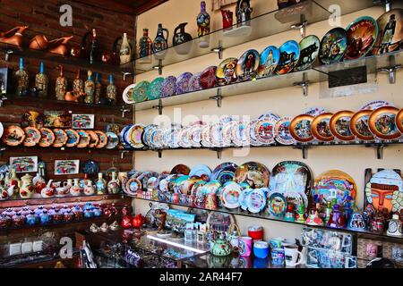 Tbilissi, GÉORGIE - 24 septembre 2019 : souvenirs vendus dans une boutique touristique de Tbilissi, Géorgie. Banque D'Images