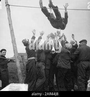 L'anneau couse à la Pentecôte trois sur Walcheren. Le gagnant est jonast Annotation: La Pentecôte Trois est un jour traditionnel de marché en plusieurs endroits Date: 14 mai 1951 lieu: Walcheren, Zeeland mots clés: Marchés, points de suture Banque D'Images