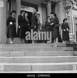 Catholic Boy Scout guides at Queen Juliana on Soestdijk Date: 1 juillet 1951 mots clés: Queens, Boy Scout guides Nom personnel: Juliana (Queen Netherlands) Nom de l'institution: Paleis Soestdijk Banque D'Images