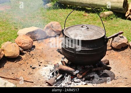 Un pot alimentaire sud-africain de potjiekos Banque D'Images