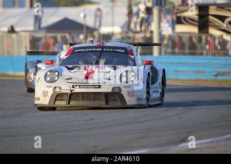 Daytona Beach, Floride, États-Unis. 25 janvier 2020. La Porsche GT Team Porsche 911 RSR-19 courses de voiture pour la position pour le Rolex 24 À Daytona International Speedway à Daytona Beach, en Floride. (Image De Crédit : © Logan Arce/Asp) Banque D'Images