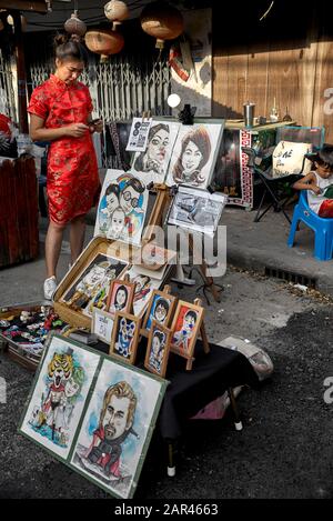 Exposition artistique en caricature avec femme vêtue de rouge qipao traditionnel Robe chinoise Banque D'Images