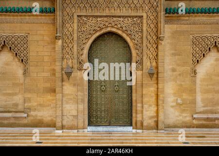 Portes d'entrée à la mosquée Al-Hassan à Rabat, au Maroc Banque D'Images