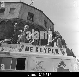 Départ Expédition Du Cap Au Départ D'Amsterdam. Dromedaris II avec le Trader Karei Kramer (25) derrière la roue et le technicien de voiture Jan Helms (28), aller à travers le toit du camion de jungle, à l'affût, A commencé exactement un quart après onze du Prince Hendrikkade pour leur voyage aventureux et commercial du 3 mars à l'Union du Sud - Afrique. Annotation: Sur les traces de Van Riebeeck HOLLAND GARÇONS AU CAP. Le Telegraph. Amsterdam, 15-05-1952. Vu sur Delpher le 12-05-2017, resolver.kb.en/ resolve?urn=ddd:110585505:mpeg21:a0120 Date: 14 mai 1952 mots clés: Expéditions Banque D'Images