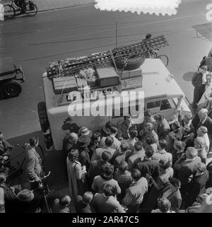 Départ Expédition Du Cap Au Départ D'Amsterdam. Dromedaris II avec le Trader Karei Kramer (25) derrière la roue et le technicien de voiture Jan Helms (28), aller à travers le toit du camion de jungle, à l'affût, A commencé exactement un quart après onze du Prince Hendrikkade pour leur voyage aventureux et commercial du 3 mars à l'Union du Sud - Afrique. Annotation: Sur les traces de Van Riebeeck HOLLAND GARÇONS AU CAP. Le Telegraph. Amsterdam, 15-05-1952 Vu à Delpher le 12-05-2017, resolver.kb.en/ resolve?urn=ddd:110585505:mpeg21:a0120 Date: 14 mai 1952 lieu: Amsterdam, Noord-H Banque D'Images