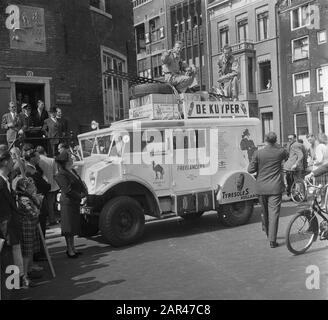 Départ Expédition Du Cap Au Départ D'Amsterdam. Dromedaris II avec le Trader Karei Kramer (25) derrière la roue et le technicien de voiture Jan Helms (28), aller à travers le toit du camion de jungle, à l'affût, A commencé exactement un quart après onze du Prince Hendrikkade pour leur voyage aventureux et commercial du 3 mars à l'Union du Sud - Afrique. Annotation: Sur les traces de Van Riebeeck HOLLAND GARÇONS AU CAP. Le Telegraph. Amsterdam, 15-05-1952 Vu à Delpher le 12-05-2017, resolver.kb.en/ resolve?urn=ddd:110585505:mpeg21:a0120 Date: 14 mai 1952 lieu: Amsterdam, Noord-H Banque D'Images