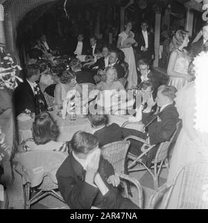 Ballon Étudiant Au Lido Amsterdam Date: 1 Juillet 1952 Lieu: Amsterdam, Noord-Holland Mots Clés: Ballon Étudiant Nom De L'Établissement: Lido Banque D'Images