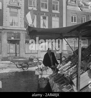 Drapeaux commémoratifs du dimanche en demi-mât Date : le 8 février 1953 mots clés : drapeaux Banque D'Images