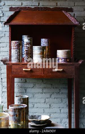 Vases en céramique à l'intérieur. Poterie en céramique décorative dans un magasin d'art. Banque D'Images