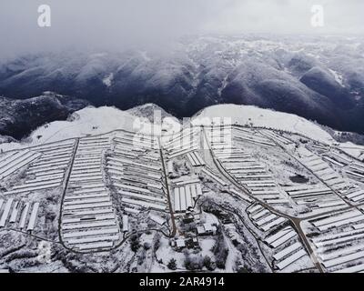 Pékin, Chine. 25 janvier 2020. La photo aérienne prise le 25 janvier 2020 montre le paysage neigeux du comté de Hezhang à Bijie, dans la province de Guizhou, dans le sud-ouest de la Chine, crédit: Han Xianpu/Xinhua/Alay Live News Banque D'Images