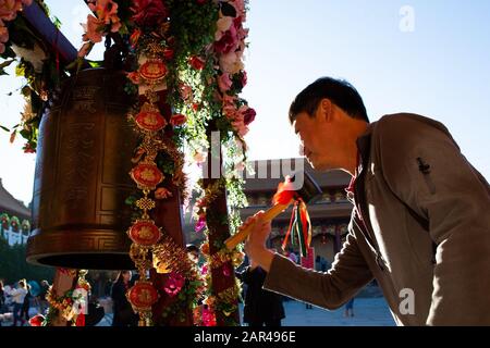 Los Angeles, États-Unis. 25 janvier 2020. Un homme sonne une cloche dans un temple le premier jour de l'année chinoise du rat, à Los Angeles, aux États-Unis, le 25 janvier 2020. Crédit: Qian Weizhong/Xinhua/Alay Live News Banque D'Images