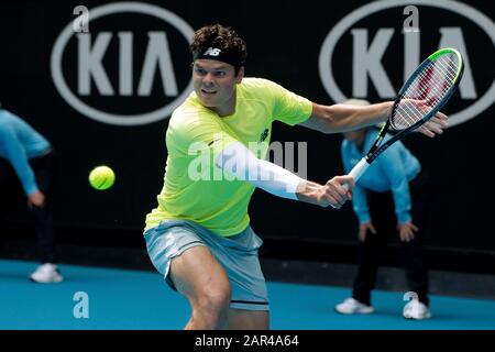 Melbourne, Australie. 26 janvier 2020. Milos Raonic du Canada joue un tir contre Marin Cilic de Croatie lors du quatrième match rond de l'ATP Australian Open 2020 à Melbourne Park, Melbourne, Australie, le 26 janvier 2020. Photo De Peter Dovgan. Crédit: Uk Sports Pics Ltd/Alay Live News Banque D'Images