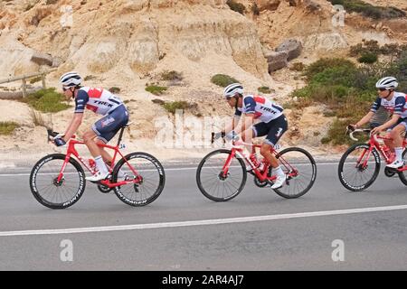 Aldinga, Adélaïde, Australie. 26 Janvier 2020. Pilotes en compétition sur la scène 6 de la tournée Vers Le Bas Sous la course à vélo pendant qu'il traverse la plage d'Aldinga. Le gagnant du Tour a été le pilote australien Richie porte de l'équipe Trek-Segafredo. Il est le deuxième cavalier illustré (numéro 11). Crédit: Russell Mountford/Alay Live News. Banque D'Images