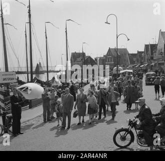 Tirage De La Pentecôte À Volendam Date : 21 Mai 1956 Lieu : Noord-Holland, Volendam Banque D'Images