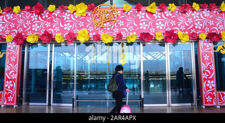 Les gens entrent à l'aéroport international de Cam Ranh qui est décoré pour les vacances du nouvel an de Tet. L'aéroport est situé sur la baie de Cam Ranh à Cam Ranh, une ville de la province de Khánh Hòa au Vietnam. Il dessert la ville de Nha Trang, qui se trouve à 30 km de l'aéroport. Le code aéroport est CXR. Banque D'Images