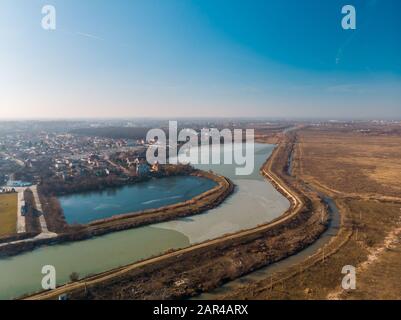 Paysage aérien de la rivière Dambovita près du lac Morii, Bucarest, Roumanie Banque D'Images