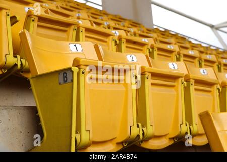 Une chaise pour regarder les sports sur l'amphithéâtre. Chaises alignées dans les supports. Banque D'Images