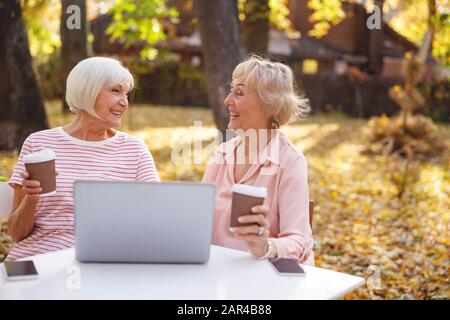 Les vieux amis s'amusent pendant leur réunion du matin Banque D'Images