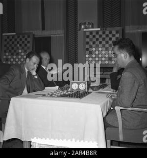 Tournoi Mondial Du Dam À Amsterdam. Piet Roozenburg Contre Joseph Mérono (Maroc) Date : 5 Novembre 1956 Lieu : Amsterdam, Noord-Holland Mots Clés : Dames, Sports Banque D'Images