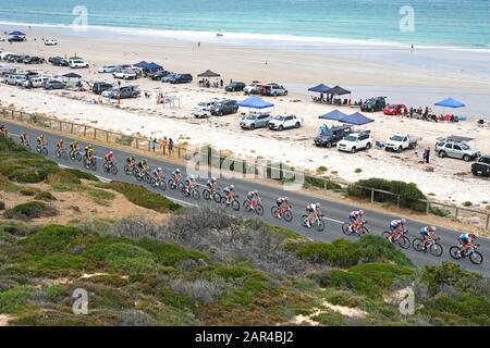 Aldinga, Adélaïde, Australie. 26 Janvier 2020. Pilotes en compétition sur la scène 6 de la tournée Vers Le Bas Sous la course à vélo pendant qu'il traverse la plage d'Aldinga. Crédit: Russell Mountford/Alay Live News. Banque D'Images