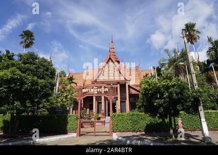 Le Musée national du Cambodge à Chey Chumneas, Phnom Penh est le plus grand musée d'histoire culturelle du Cambodge et est le principal musée historique du pays Banque D'Images