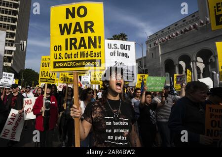 Los Angeles, États-Unis. 15 mars 2019. Un manifestant scanne des slogans tout en tenant un pancartes qui dit qu'aucune guerre contre l'Iran n'est en dehors du Moyen-Orient pendant la manifestation. Aucune guerre en Iran ne proteste contre les actions militaires et les sanctions économiques de l'administration Trump contre l'Iran. Les organisateurs ont appelé Trump à retirer les troupes américaines de l'Irak et à ne pas faire glisser les États-Unis dans une guerre au Moyen-Orient. Crédit: Ronen Tivony/Sopa Images/Zuma Wire/Alay Live News Banque D'Images