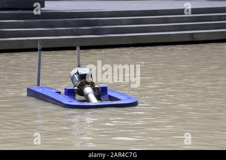 Un aérateur à jet installé sur la bouée pour tourner et frapper l'eau pour augmenter l'oxygène dans l'eau. Banque D'Images