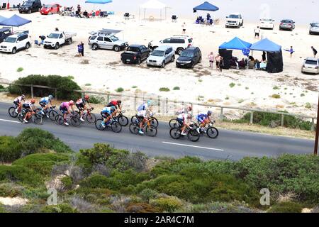 Aldinga, Adélaïde, Australie. 26 Janvier 2020. Pilotes en compétition sur la scène 6 de la tournée Vers Le Bas Sous la course à vélo pendant qu'il traverse la plage d'Aldinga. Le gagnant de la scène était le pilote britannique Matthew Holmes de l'équipe Lotto Soudal. Il est le troisième cavalier dans le tir. Crédit: Russell Mountford/Alay Live News. Banque D'Images