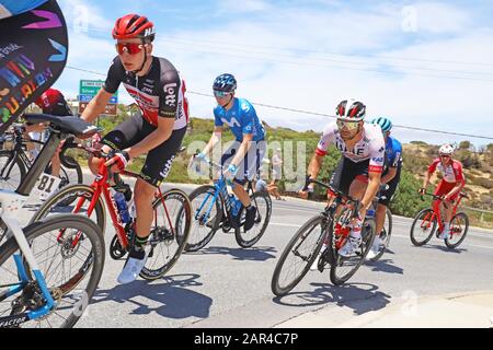 Aldinga, Adélaïde, Australie. 26 Janvier 2020. Pilotes en compétition sur la scène 6 de la tournée Vers Le Bas Sous la course à vélo pendant qu'il traverse la plage d'Aldinga. Le gagnant de la scène était le pilote britannique Matthew Holmes de l'équipe Lotto Soudal. Il est représenté vers la gauche. Crédit: Russell Mountford/Alay Live News. Banque D'Images