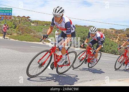 Aldinga ; Adélaïde ; Australie. 26 Janvier 2020. Pilotes en compétition sur la scène 6 de la tournée Vers Le Bas Sous la course à vélo pendant qu'il traverse la plage d'Aldinga. Le gagnant du Tour a été le pilote australien Richie porte de l'équipe Trek-Segafredo. Il est illustré sur la gauche. Crédit: Russell Mountford/Alay Live News. Banque D'Images