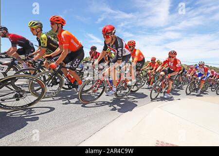 Aldinga, Adélaïde, Australie. 26 Janvier 2020. Pilotes en compétition sur la scène 6 de la tournée Vers Le Bas Sous la course à vélo pendant qu'il traverse la plage d'Aldinga. Crédit: Russell Mountford/Alay Live News. Banque D'Images