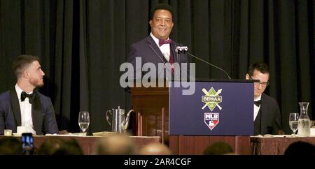 New York, New York, États-Unis. 25 janvier 2020. Le pichet du Temple de la renommée du baseball PEDRO MARTINEZ (au centre) était l'un des présentateurs Du Dîner des BBBWAA Awards à New York. Il a remis le prix NL Cy Young à Jacob deGrom, un pichet de mets de New York. Crédit: Staton Rabin/Zuma Wire/Alay Live News Banque D'Images