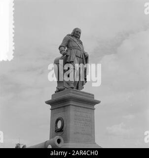 Statue de Michiel de Ruyter à Vlissingen Date: 25 Mars 1957 lieu: Vlissingen, Zélande mots clés: Statues Nom personnel: Ruyter, Michiel Adriaansz. De Banque D'Images