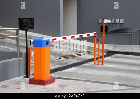 Barrière automatique avec système de distribution de carte RFID pour le stationnement de voitures. Banque D'Images