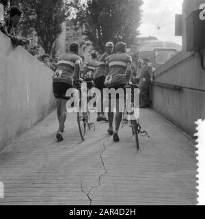 Terminer le Tour de France au Parc des Prince à Paris pilotes néerlandais sur le stade d'entrée au dos Date: 20 juillet 1957 lieu: France, Paris mots clés: STADIONS, finir Nom de l'institution: Parc des Princes Stadium Banque D'Images