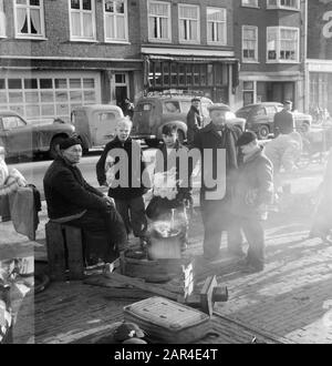 Poêles à la Waterlooplein Date: 11 mars 1958 lieu: Amsterdam, Noord-Holland mots clés: Feux, chaudières à laver Banque D'Images